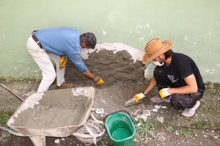 Konyalı öğretmenden örnek davranış! Kitabının geliriyle Van ve Muş'ta köy okullarını onardı