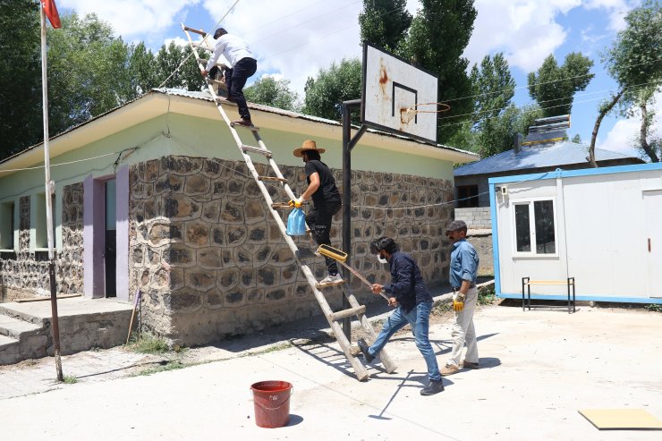 Konyalı öğretmenden örnek davranış! Kitabının geliriyle Van ve Muş'ta köy okullarını onardı