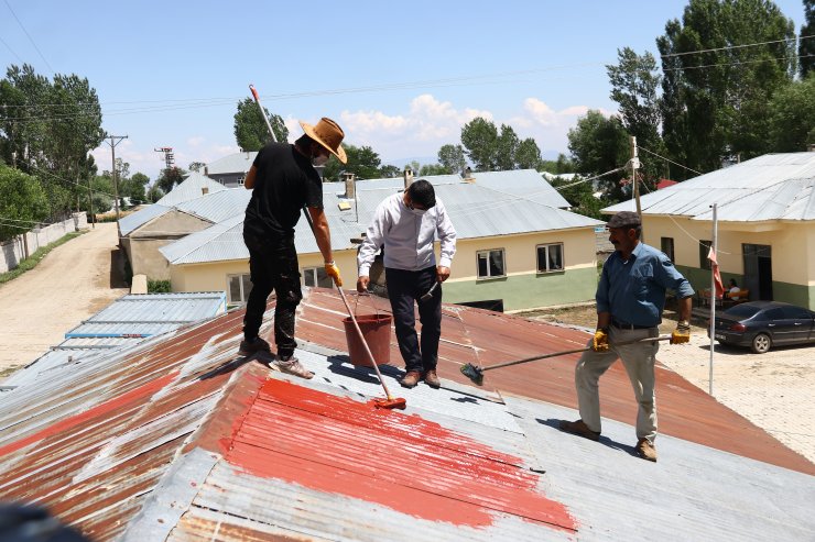 Konyalı öğretmenden örnek davranış! Kitabının geliriyle Van ve Muş'ta köy okullarını onardı