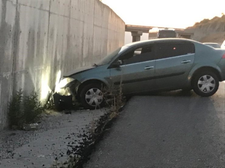 Yola dökülen yağ kazaları peş peşe getirdi