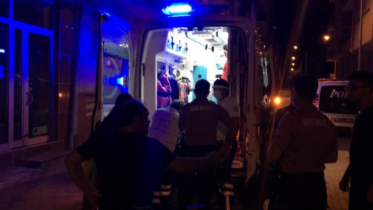 Zihinsel engelli genç 3’üncü kattan atladı! Yoldan geçen vatandaş tuttu