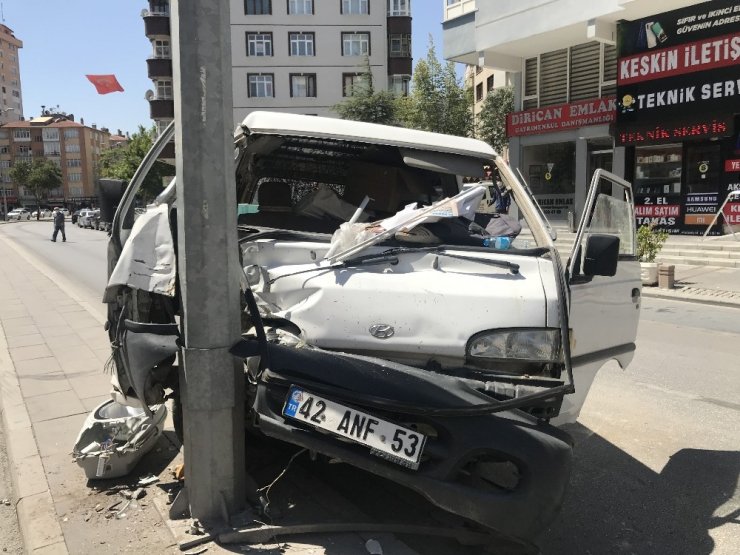 Konya'da tansiyonu düşen sürücü direğe çarparak durabildi