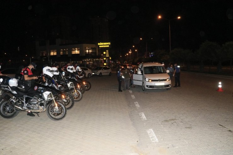 Adana’da dev asayiş uygulaması! 2 bin 450 polis didik didik aradı