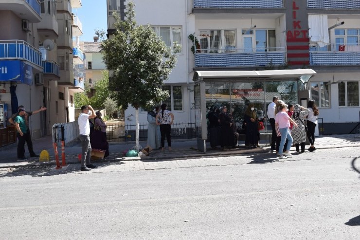 Depremde hasar gören 6 katlı bina çöktü yanındaki bina hasar gördü