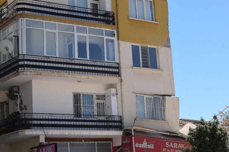 Depremde hasar gören 6 katlı bina çöktü yanındaki bina hasar gördü