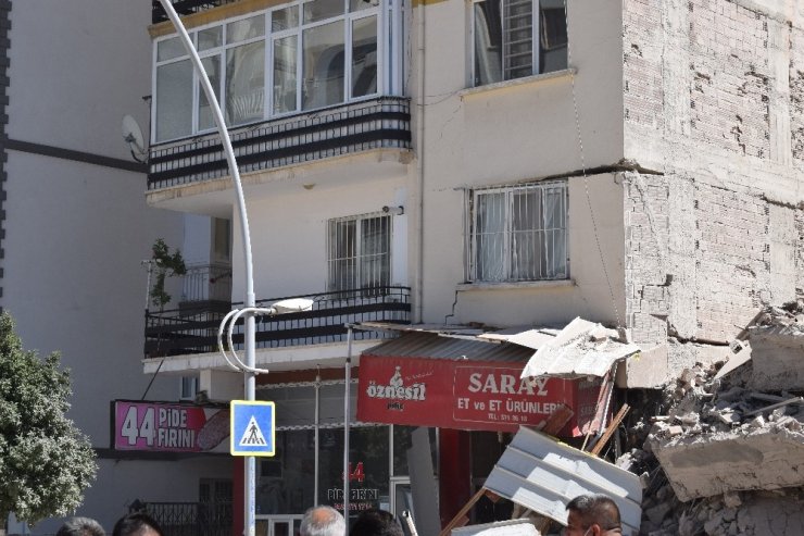Depremde hasar gören 6 katlı bina çöktü yanındaki bina hasar gördü