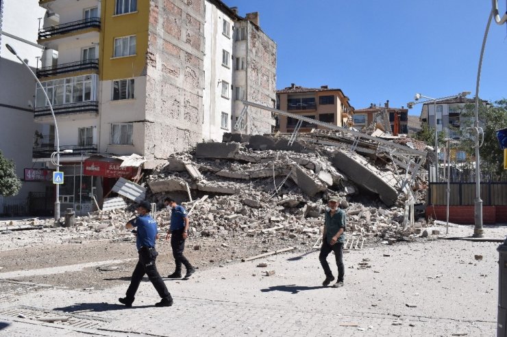 Depremde hasar gören 6 katlı bina çöktü yanındaki bina hasar gördü
