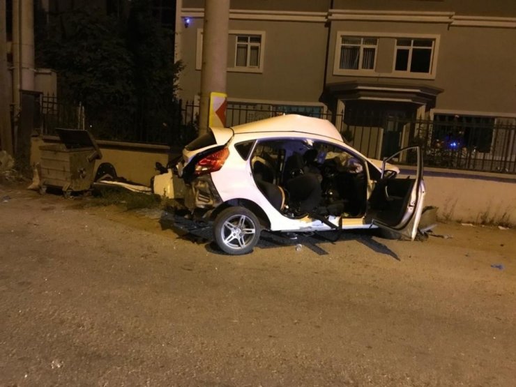 Elektrik direğine çarpıp ikiye bölünen araç 4 gence mezar oldu