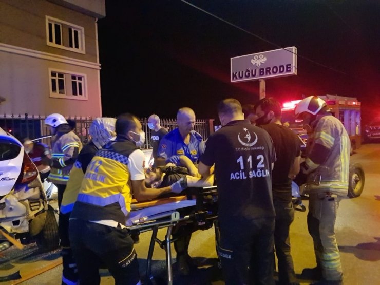 Elektrik direğine çarpıp ikiye bölünen araç 4 gence mezar oldu