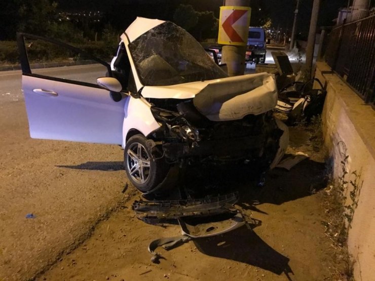 Elektrik direğine çarpıp ikiye bölünen araç 4 gence mezar oldu