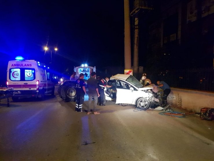 Elektrik direğine çarpıp ikiye bölünen araç 4 gence mezar oldu