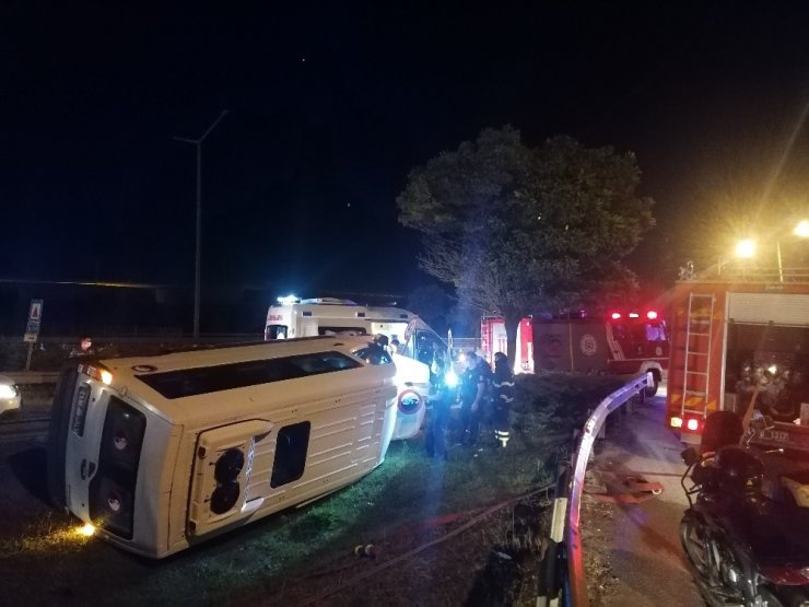 Güvenlik görevlilerini taşıyan servis devrildi! 6 yaralı