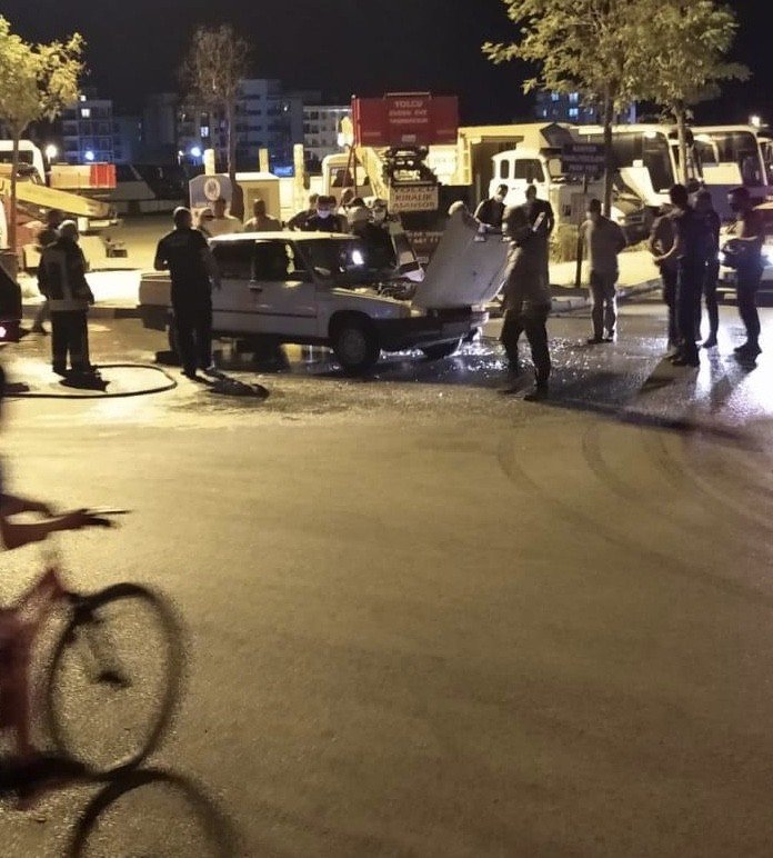 Seyir halinde alev alan otomobilin freni boşaldı