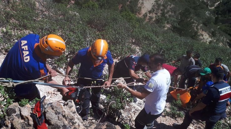 Uçuruma yuvarlanan çoban 6 saatte kurtarıldı