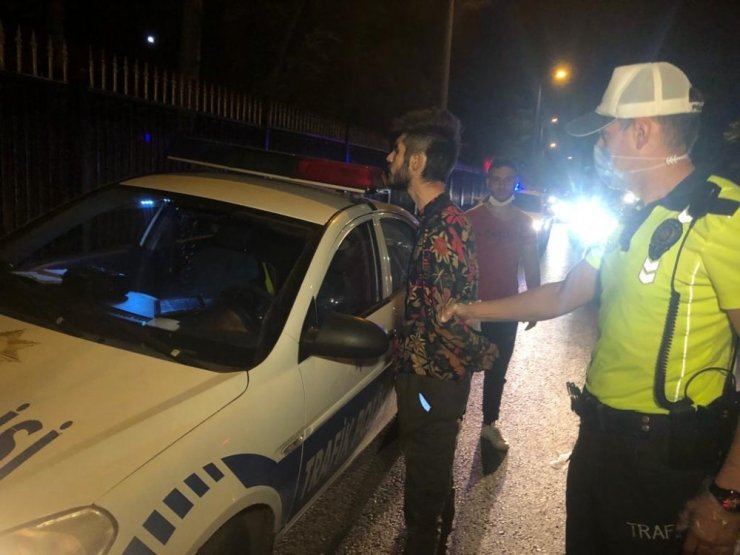 Vatandaşa polis polise muhabirim dedi! Foyası gazeteciler gelince ortaya çıktı