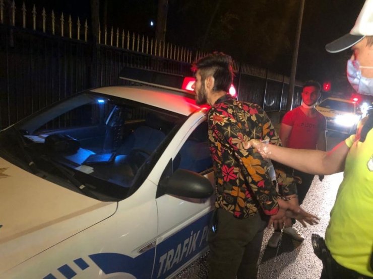 Vatandaşa polis polise muhabirim dedi! Foyası gazeteciler gelince ortaya çıktı