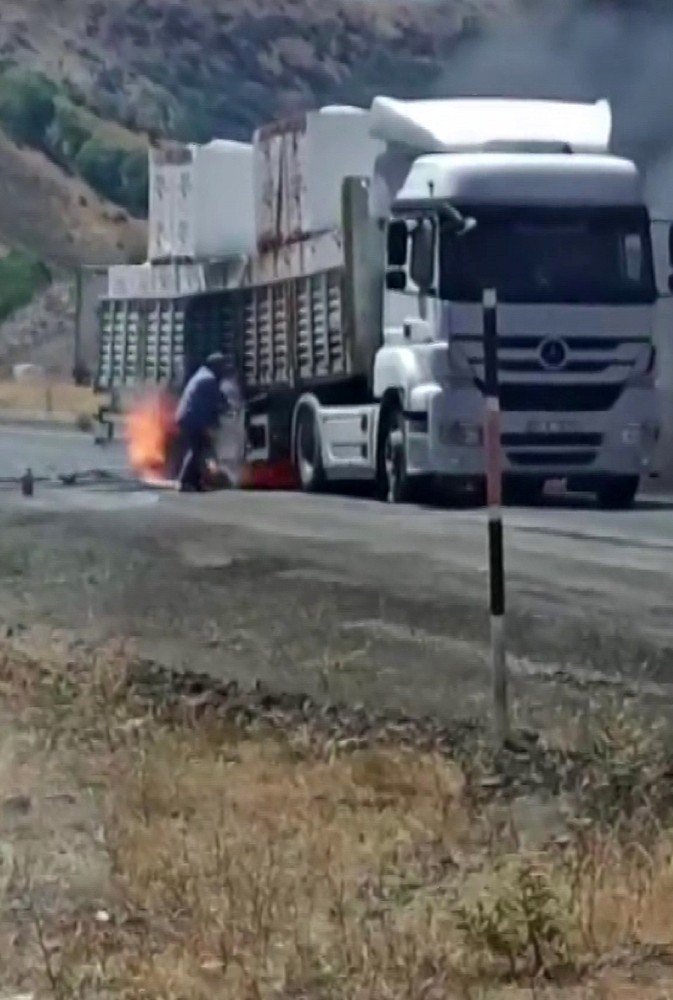 Tekerleği tutuşan tırda iki kez patlama meydana geldi! Dorsesi alev alev yandı