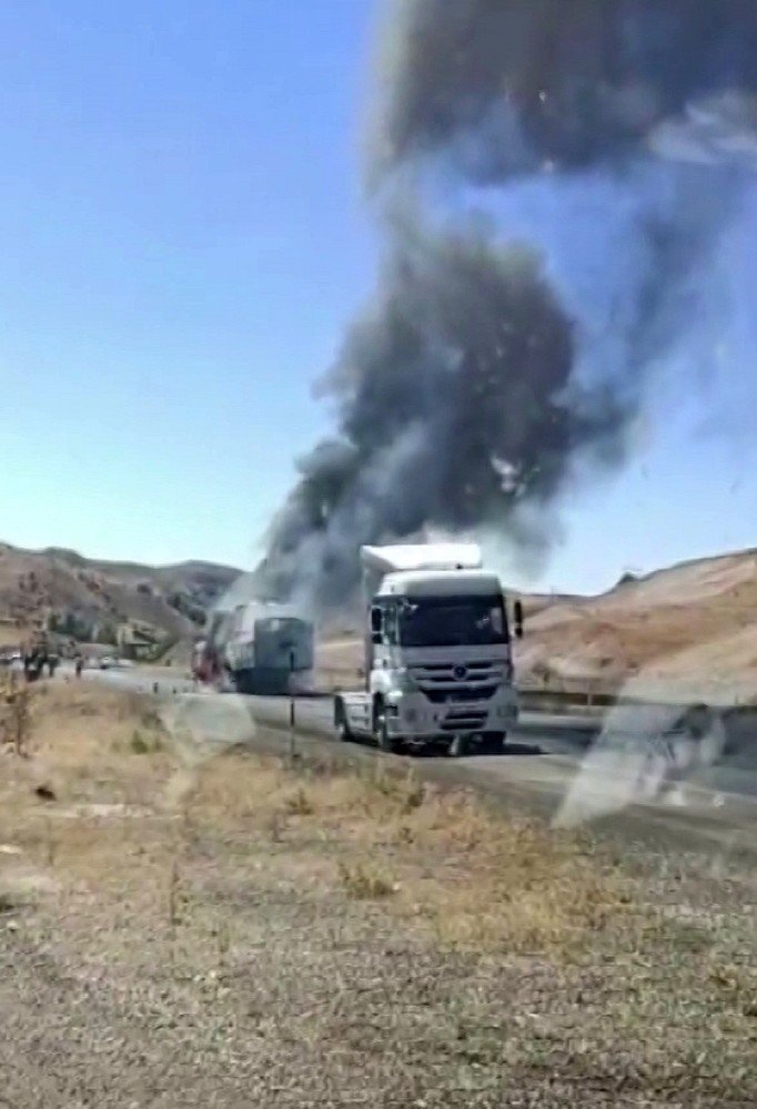Tekerleği tutuşan tırda iki kez patlama meydana geldi! Dorsesi alev alev yandı