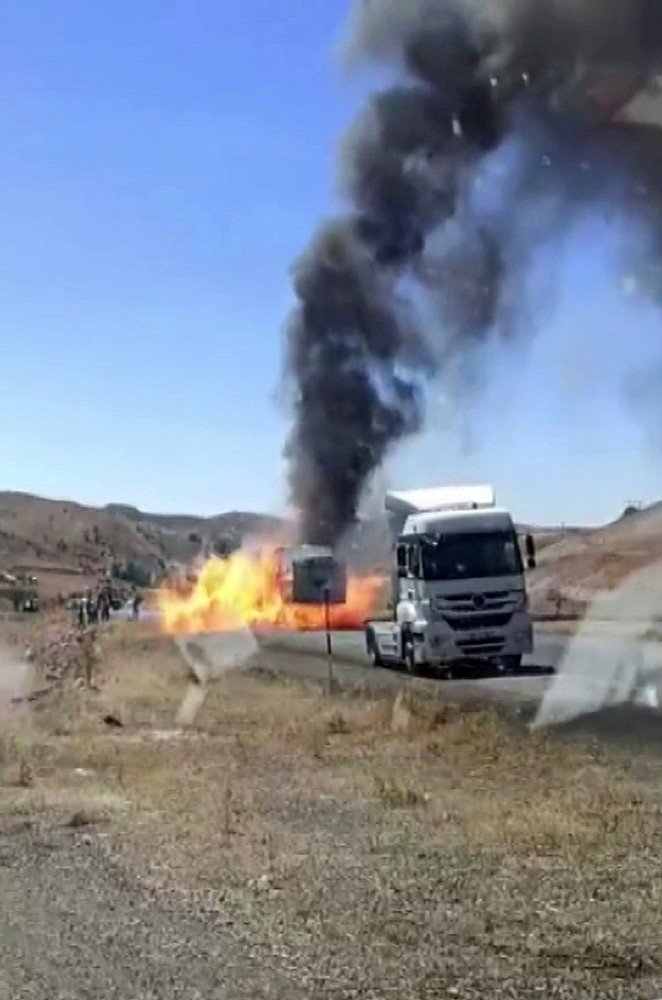 Tekerleği tutuşan tırda iki kez patlama meydana geldi! Dorsesi alev alev yandı