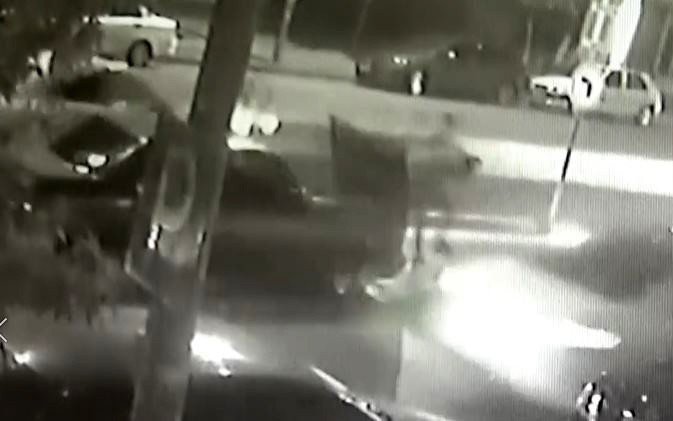 Kaza yapan araçlarını kontrol ederken araba çarptı! Feci kaza kamerada