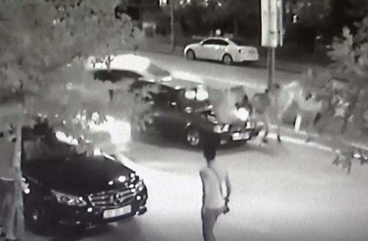 Kaza yapan araçlarını kontrol ederken araba çarptı! Feci kaza kamerada