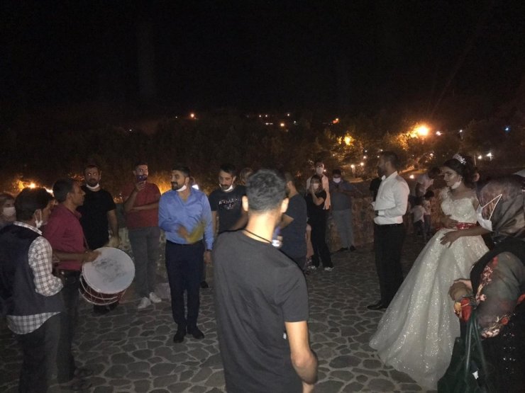 Korona vakalarıyla zirveyi zorlayan şehirde maskesiz ve mesafesiz halay çektiler