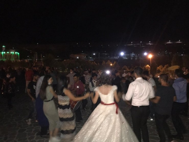 Korona vakalarıyla zirveyi zorlayan şehirde maskesiz ve mesafesiz halay çektiler