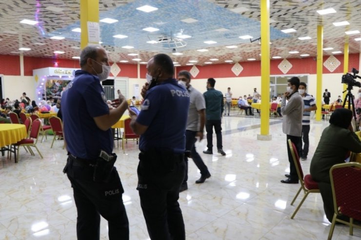 Şanlıurfalı koronavirüs tedbirlerine uymayınca polis ekipleri sokaklara döküldü! Gece gündüz denetim