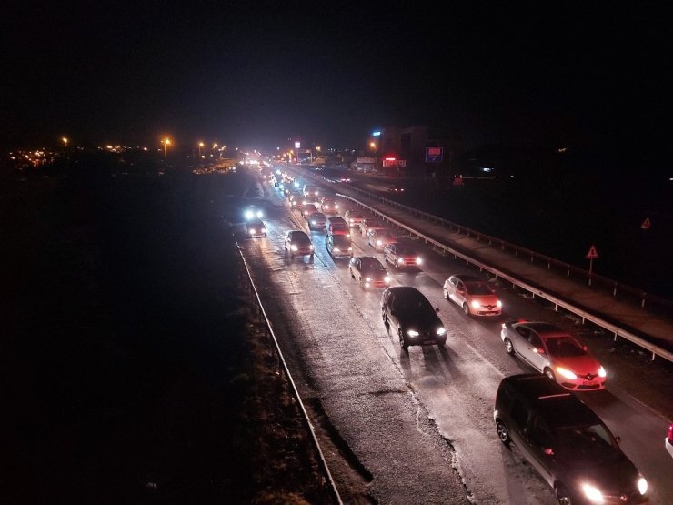 Yolun karşısına geçmek isterken üç otomobilin çarptığı genç feci şekilde can verdi