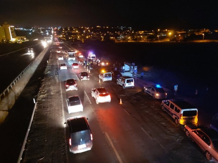 Yolun karşısına geçmek isterken üç otomobilin çarptığı genç feci şekilde can verdi