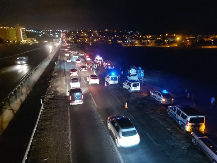 Yolun karşısına geçmek isterken üç otomobilin çarptığı genç feci şekilde can verdi