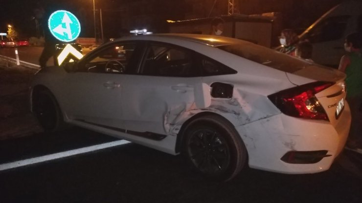 Ereğli'de iki otomobil kavşakta çarpıştı! 1 çocuk yaralandı