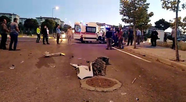 Freni boşalan kamyonun sürücüsü kendisini dışarıya attı! Çarptığı otomobilde 5 kişi yaralandı