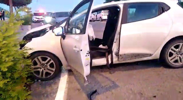 Freni boşalan kamyonun sürücüsü kendisini dışarıya attı! Çarptığı otomobilde 5 kişi yaralandı