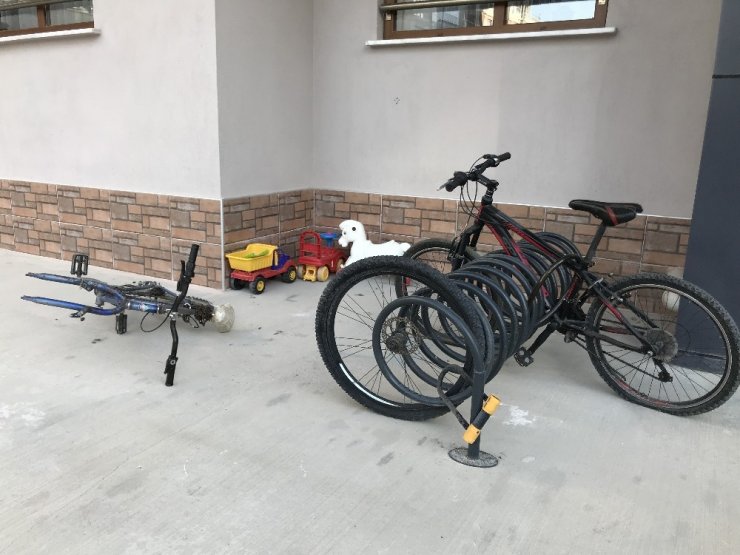 Konya'da bisiklet hırsızı kilidi kıramayınca tekerlerini bırakıp gitti