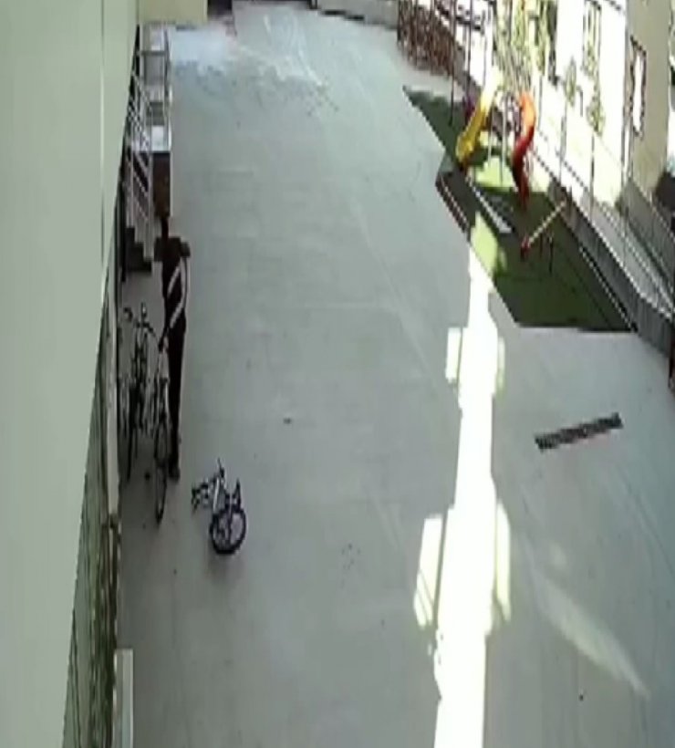 Konya'da bisiklet hırsızı kilidi kıramayınca tekerlerini bırakıp gitti