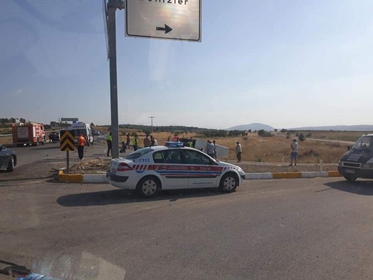 Minibüs ile otomobil kavşakta çarpıştı! 1 kişi öldü 2’si çocuk 8 kişi yaralandı