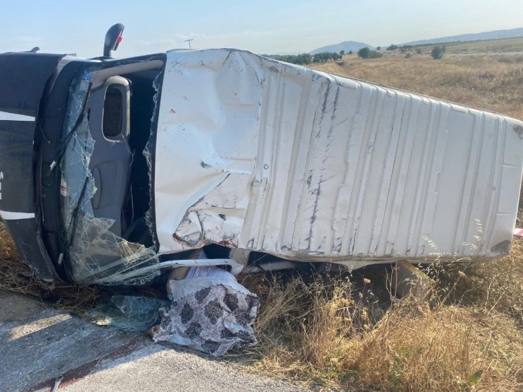 Minibüs ile otomobil kavşakta çarpıştı! 1 kişi öldü 2’si çocuk 8 kişi yaralandı