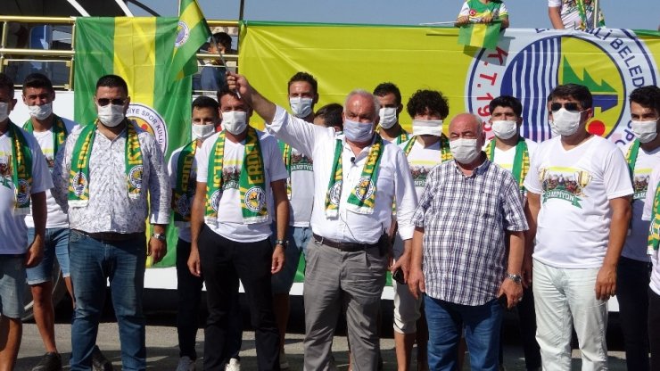 3. Bölgesel LİG'e çıkan takımın maskeli konvoylu lig atlama sevinci