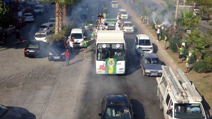 3. Bölgesel LİG'e çıkan takımın maskeli konvoylu lig atlama sevinci