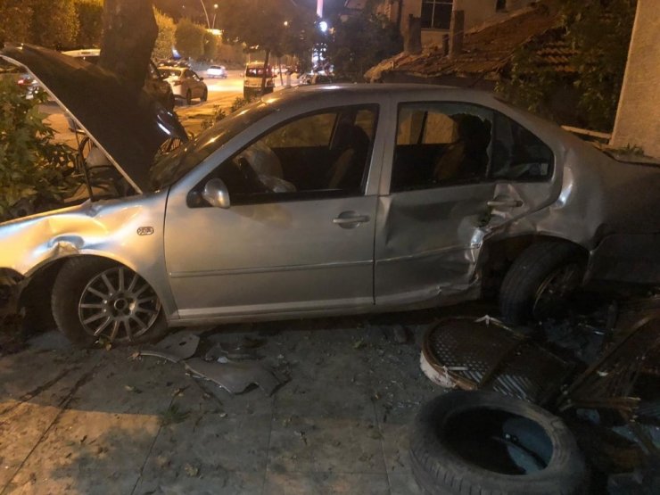 Kontrolden çıkan otomobil bambu dükkanına girdi