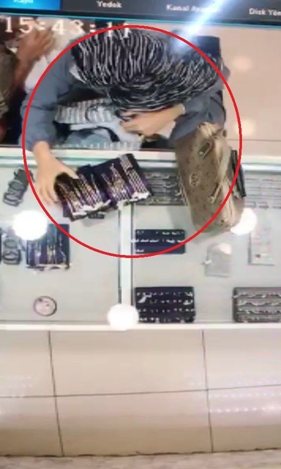 Müşteri kılığında girdiği kuyumcudan 32 bin liralık altın çalan suç makinesi kadın tutuklandı