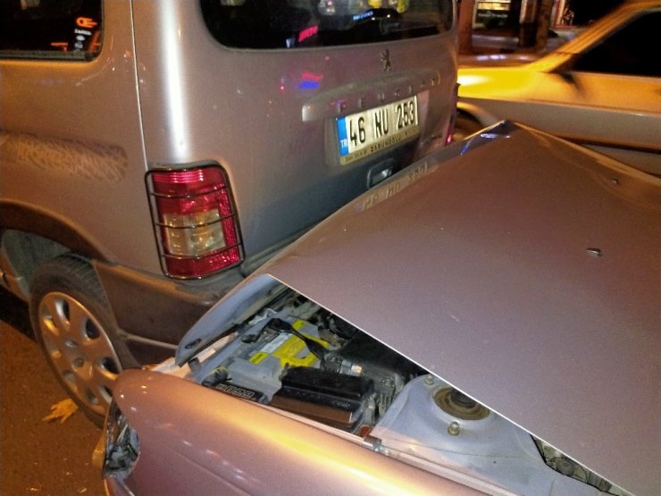 6 aracın karıştığı zincirleme kazayı film gibi izlediler