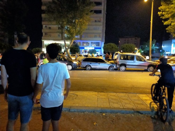 6 aracın karıştığı zincirleme kazayı film gibi izlediler