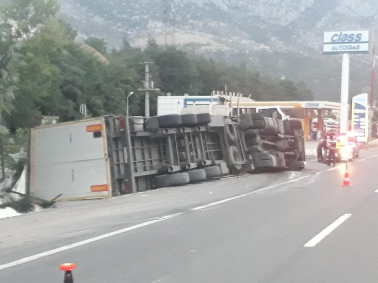 Konya'dan yüklenen süt tozu yüklü tır Bilecik’te devrildi! 1 yaralı