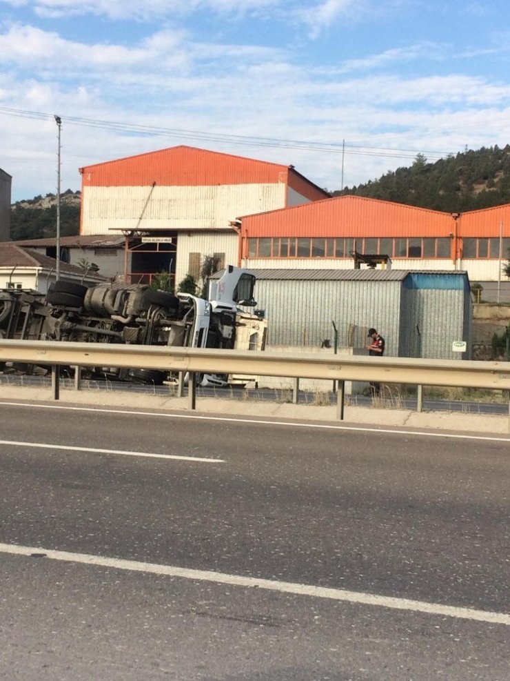 Konya'dan yüklenen süt tozu yüklü tır Bilecik’te devrildi! 1 yaralı