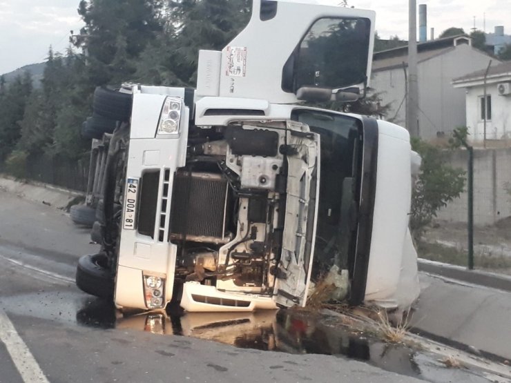 Konya'dan yüklenen süt tozu yüklü tır Bilecik’te devrildi! 1 yaralı