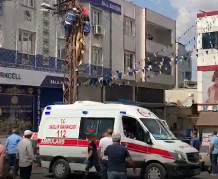 Arıza için elektrik direğinde çıkan işçi ölüm kalım savaşı verdi