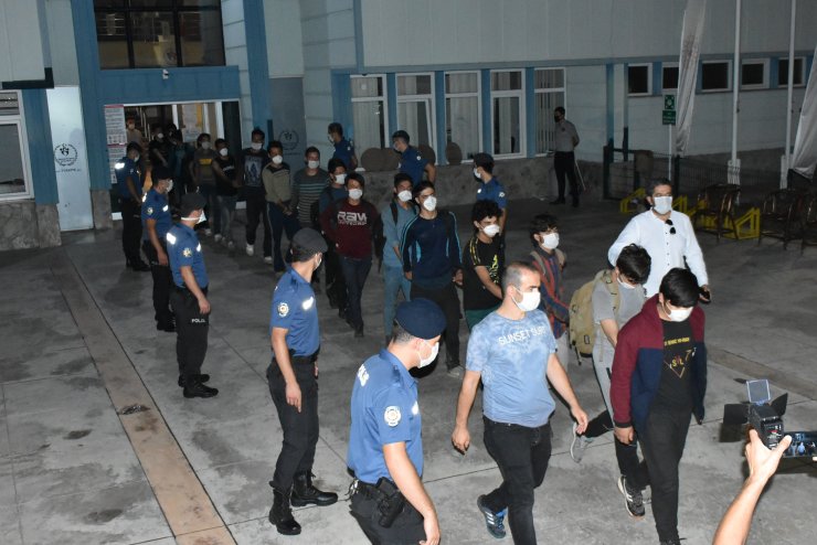 Tırda yakalanan 173 göçmen sınır dışı edilmek otobüslerle üzere Edirne'ye gönderildi