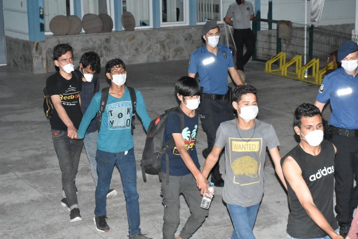 Tırda yakalanan 173 göçmen sınır dışı edilmek otobüslerle üzere Edirne'ye gönderildi